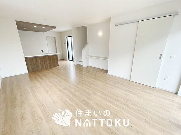 現地写真(リビング)
フローリング材には、木目、色調など木材特有の風合いがあり、ナチュラルな美しさになっています。