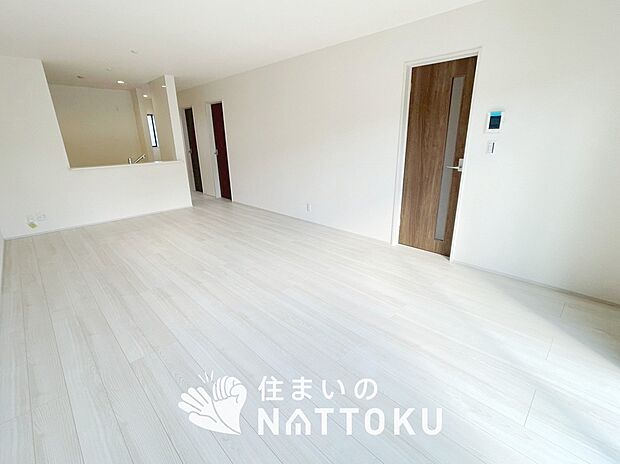 現地写真(リビング)
フローリング材には、木目、色調など木材特有の風合いがあり、ナチュラルな美しさになっています。