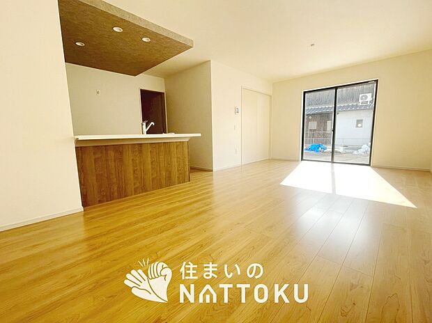 現地写真(リビング)
フローリング材には、木目、色調など木材特有の風合いがあり、ナチュラルな美しさになっています。