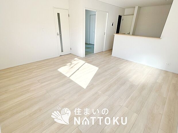 現地写真(リビング)
フローリング材には、木目、色調など木材特有の風合いがあり、ナチュラルな美しさになっています。