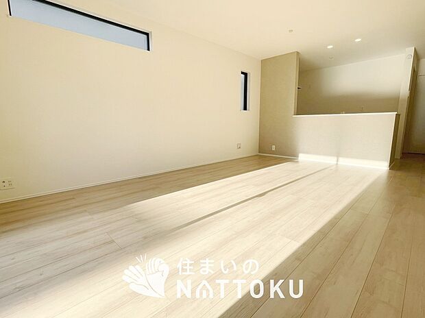 現地写真(リビング)
フローリング材には、木目、色調など木材特有の風合いがあり、ナチュラルな美しさになっています。