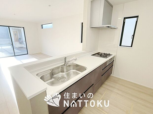 現地写真(キッチン)
収納たっぷりのシステムキッチン、浄水器付水栓を標準装備しています。