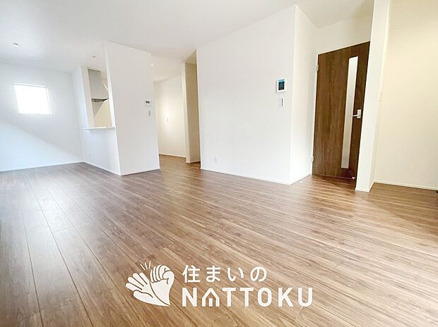 現地写真（リビング）
フローリング材には、木目、色調など木材特有の風合いがあり、ナチュラルな美しさになっています。
