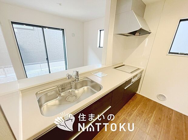 現地写真（キッチン）
収納たっぷりのシステムキッチン、浄水器付水栓を標準装備しています。
