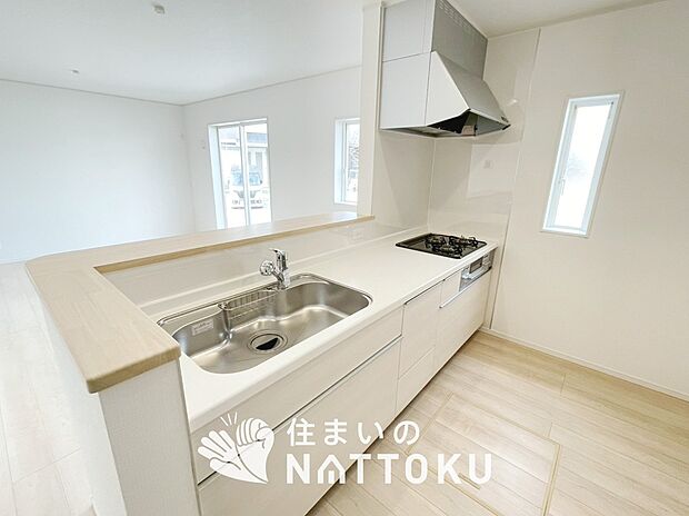 現地写真（キッチン）
収納たっぷりのシステムキッチン、浄水器付水栓を標準装備しています。