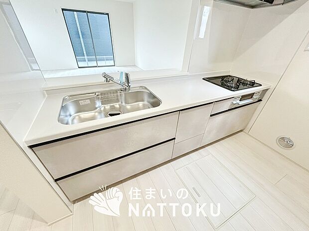 現地写真（キッチン）
収納たっぷりのシステムキッチン、浄水器付水栓を標準装備しています。