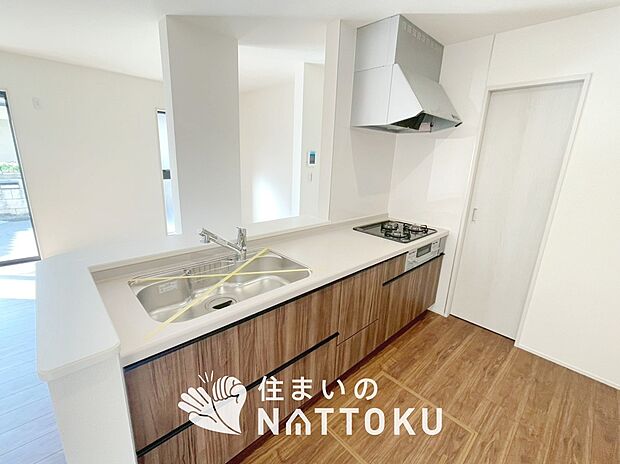 現地写真（キッチン）
収納たっぷりのシステムキッチン、浄水器付水栓を標準装備しています。