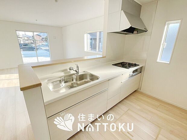 現地写真（キッチン）
収納たっぷりのシステムキッチン、浄水器付水栓を標準装備しています。