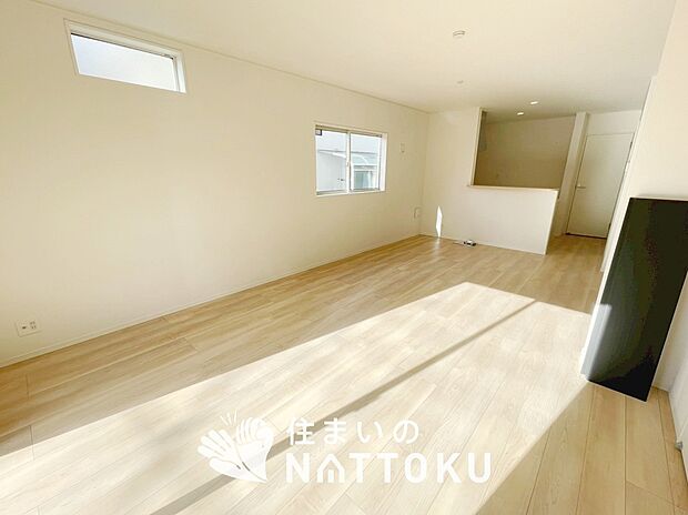 現地写真（リビング）
フローリング材には、木目、色調など木材特有の風合いがあり、ナチュラルな美しさになっています。