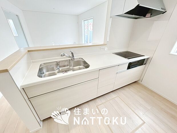現地写真（キッチン）
収納たっぷりのシステムキッチン、浄水器付水栓を標準装備しています。