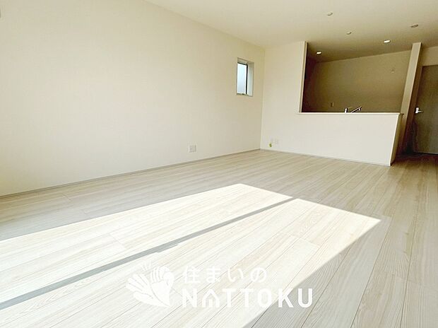 現地写真（リビング）
フローリング材には、木目、色調など木材特有の風合いがあり、ナチュラルな美しさになっています。