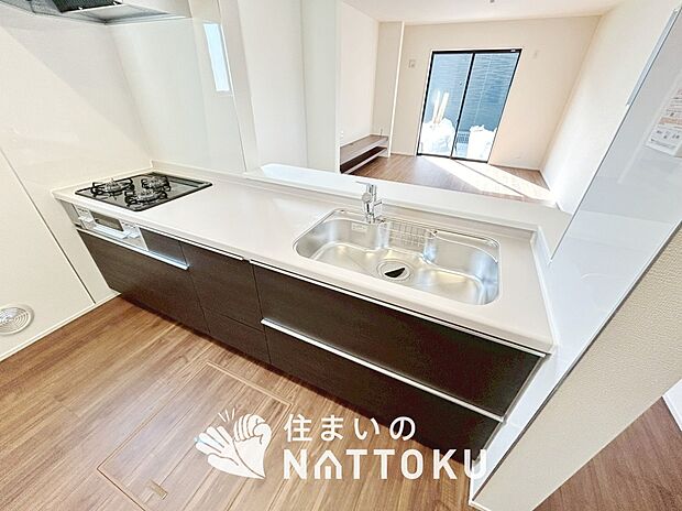 現地写真(キッチン)
収納たっぷりのシステムキッチン、浄水器付水栓を標準装備しています。