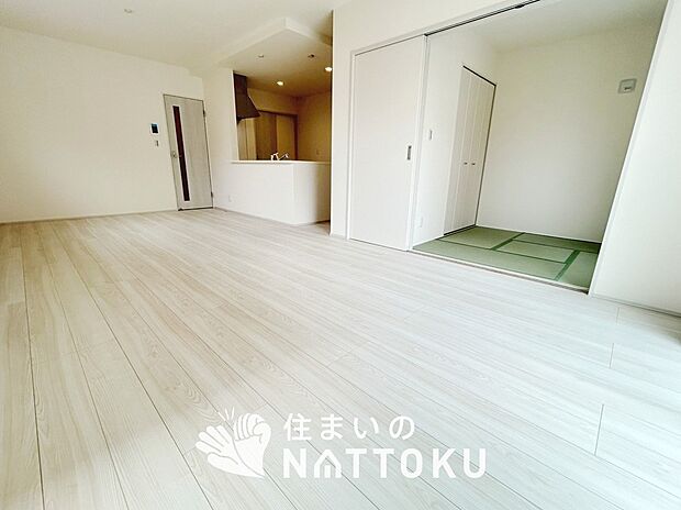 現地写真(リビング)
フローリング材には、木目、色調など木材特有の風合いがあり、ナチュラルな美しさになっています。