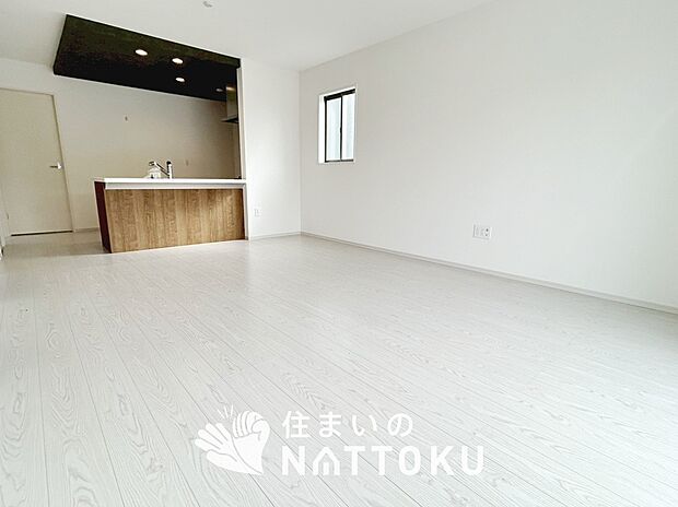 現地写真(リビング)
フローリング材には、木目、色調など木材特有の風合いがあり、ナチュラルな美しさになっています。