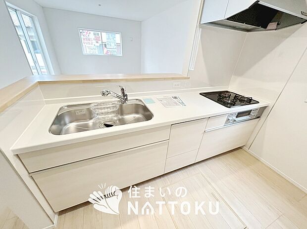 現地写真(キッチン)
収納たっぷりのシステムキッチン、浄水器付水栓を標準装備しています。