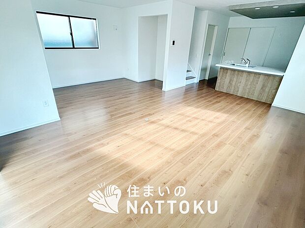 現地写真(リビング)
フローリング材には、木目、色調など木材特有の風合いがあり、ナチュラルな美しさになっています。