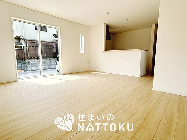 現地写真(リビング)
フローリング材には、木目、色調など木材特有の風合いがあり、ナチュラルな美しさになっています。