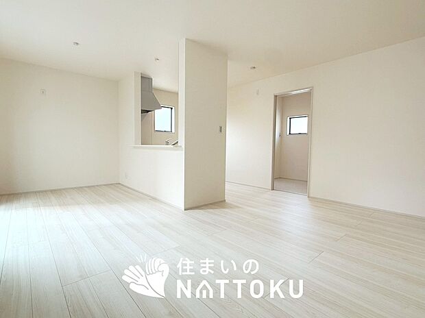 現地写真(リビング)
フローリング材には、木目、色調など木材特有の風合いがあり、ナチュラルな美しさになっています。