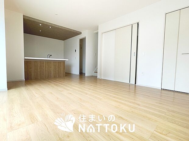 現地写真（リビング）
フローリング材には、木目、色調など木材特有の風合いがあり、ナチュラルな美しさになっています。