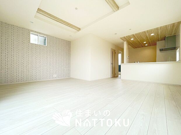 現地写真(リビング)
フローリング材には、木目、色調など木材特有の風合いがあり、ナチュラルな美しさになっています。