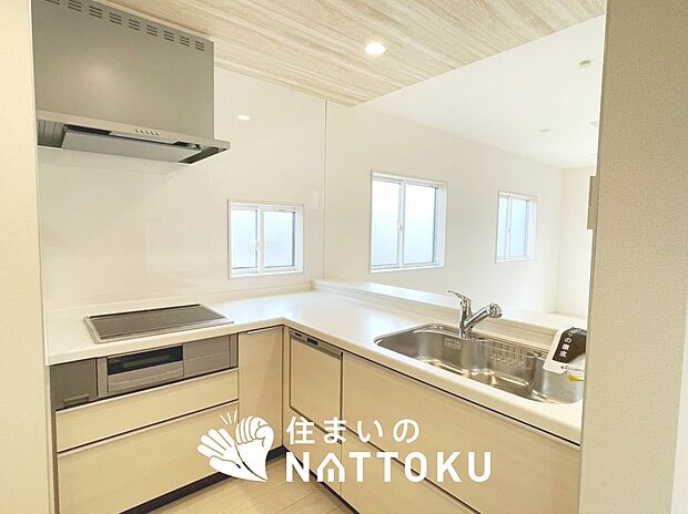 現地写真(キッチン)
収納たっぷりのシステムキッチン、浄水器付水栓を標準装備しています。