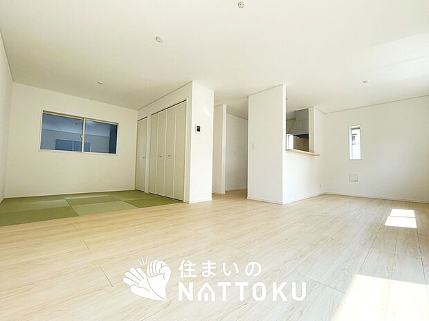 現地写真(リビング)
フローリング材には、木目、色調など木材特有の風合いがあり、ナチュラルな美しさになっています。