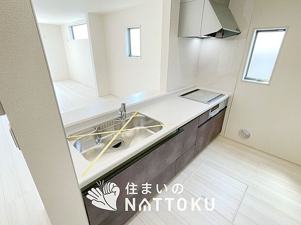 現地写真（キッチン）
収納たっぷりのシステムキッチン、浄水器付水栓を標準装備しています。