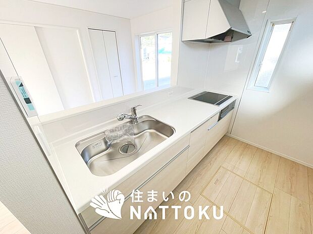 現地写真(キッチン)
収納たっぷりのシステムキッチン、浄水器付水栓を標準装備しています。