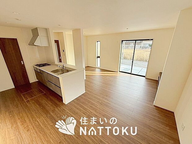 現地写真（リビング）
フローリング材には、木目、色調など木材特有の風合いがあり、ナチュラルな美しさになっています。