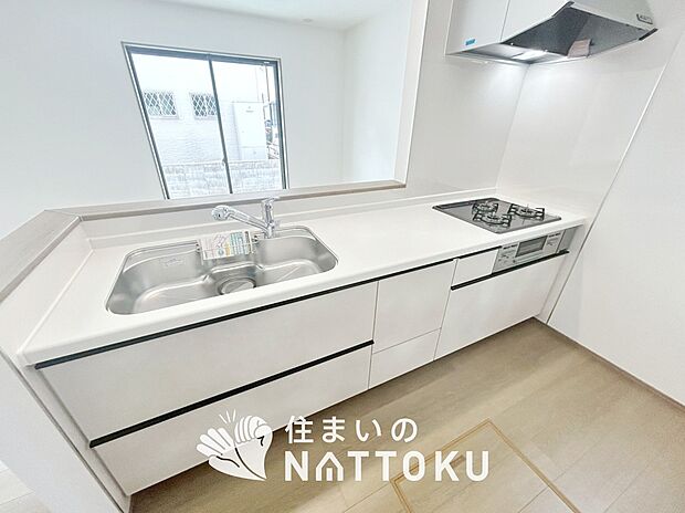 現地写真（キッチン）
収納たっぷりのシステムキッチン、浄水器付水栓を標準装備しています。