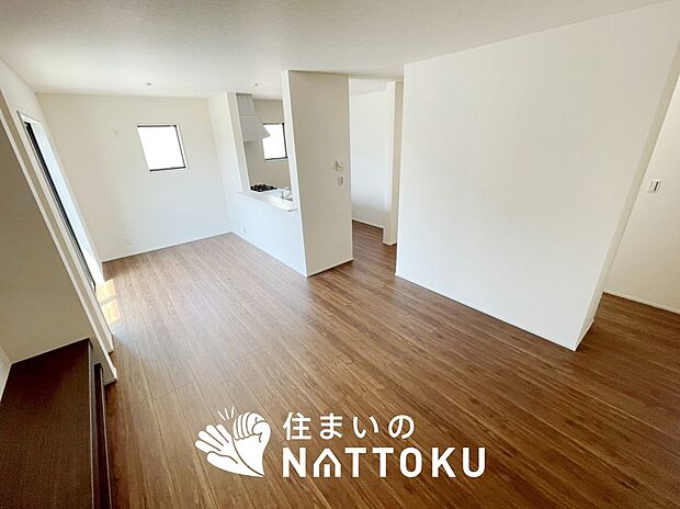 現地写真（リビング）
フローリング材には、木目、色調など木材特有の風合いがあり、ナチュラルな美しさになっています。