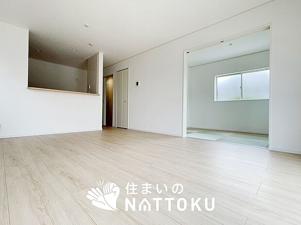 現地写真(リビング)
フローリング材には、木目、色調など木材特有の風合いがあり、ナチュラルな美しさになっています。