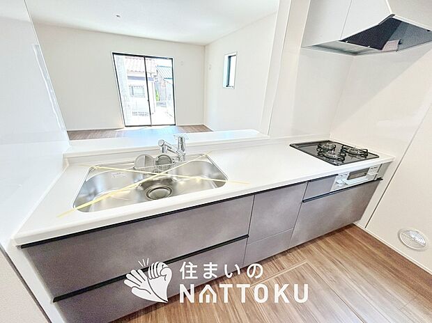 現地写真（キッチン）
収納たっぷりのシステムキッチン、浄水器付水栓を標準装備しています。