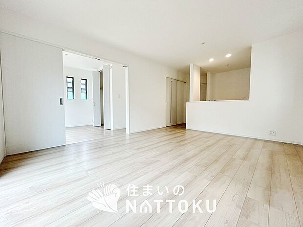 現地写真（リビング）
フローリング材には、木目、色調など木材特有の風合いがあり、ナチュラルな美しさになっています。