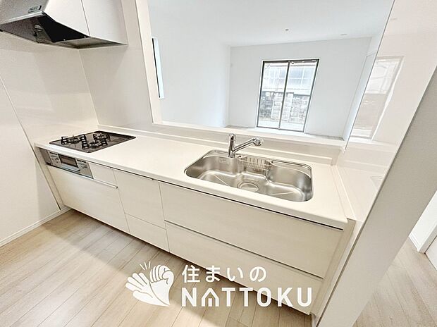 現地写真（キッチン）
収納たっぷりのシステムキッチン、浄水器付水栓を標準装備しています。