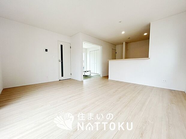 現地写真（リビング）
フローリング材には、木目、色調など木材特有の風合いがあり、ナチュラルな美しさになっています。