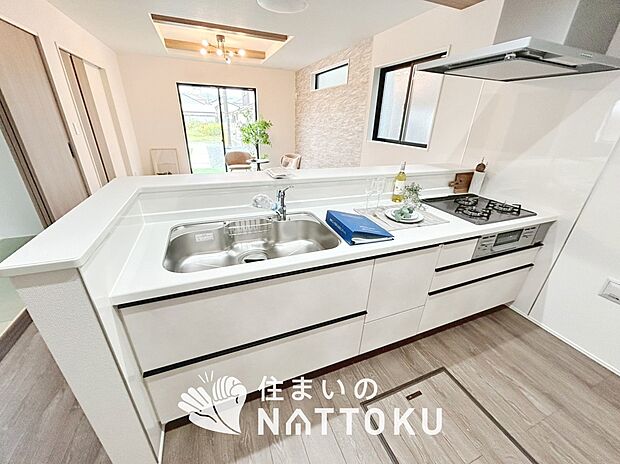 現地写真（キッチン）
収納たっぷりのシステムキッチン、浄水器付水栓を標準装備しています。