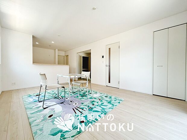 現地写真（リビング）
フローリング材には、木目、色調など木材特有の風合いがあり、ナチュラルな美しさになっています。