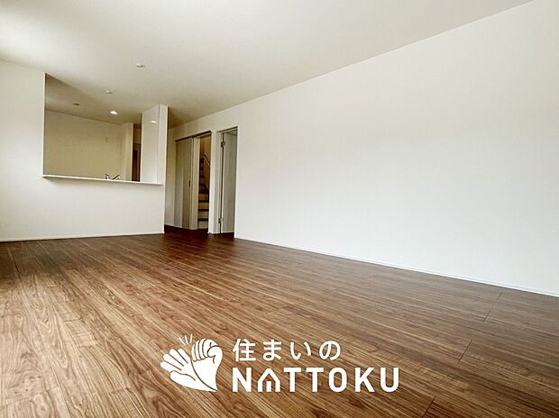 現地写真（リビング）
フローリング材には、木目、色調など木材特有の風合いがあり、ナチュラルな美しさになっています。