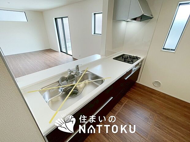 現地写真（キッチン）
収納たっぷりのシステムキッチン、浄水器付水栓を標準装備しています。