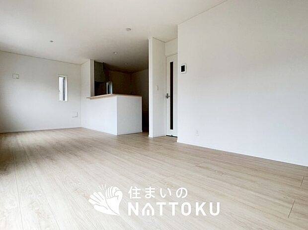 現地写真（リビング）
フローリング材には、木目、色調など木材特有の風合いがあり、ナチュラルな美しさになっています。