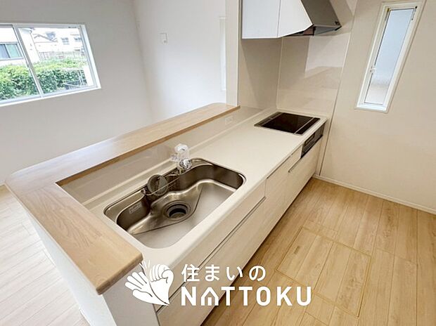 現地写真（キッチン）
収納たっぷりのシステムキッチン、浄水器付水栓を標準装備しています。