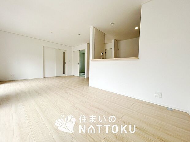 現地写真（リビング）
フローリング材には、木目、色調など木材特有の風合いがあり、ナチュラルな美しさになっています。