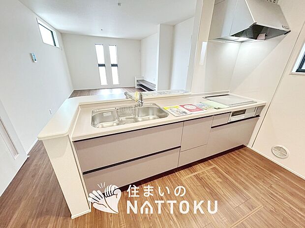 現地写真（キッチン）
収納たっぷりのシステムキッチン、浄水器付水栓を標準装備しています。