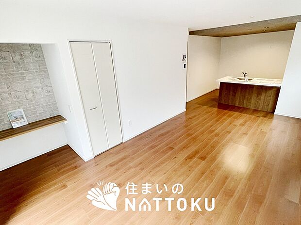 現地写真(リビング)
フローリング材には、木目、色調など木材特有の風合いがあり、ナチュラルな美しさになっています。
