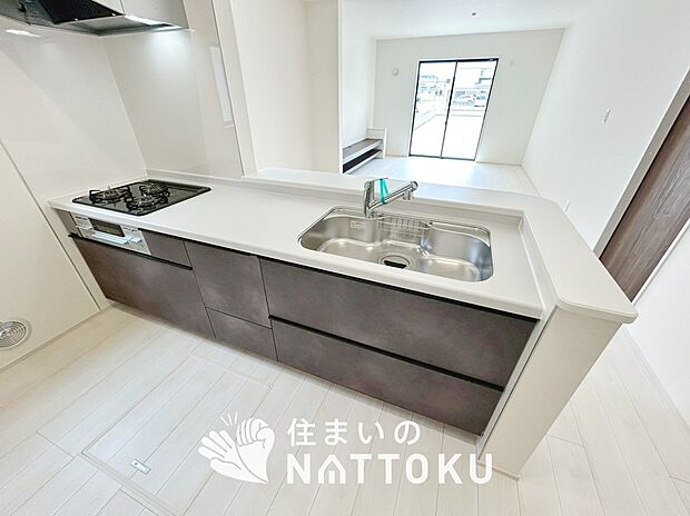 現地写真(キッチン)
収納たっぷりのシステムキッチン、浄水器付水栓を標準装備しています。