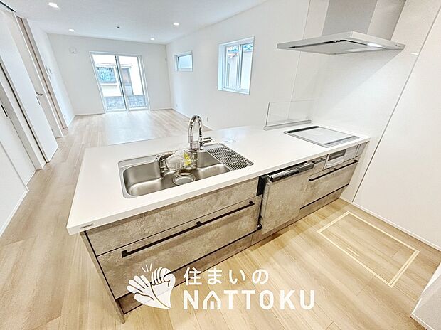 現地写真(キッチン)
収納たっぷりのシステムキッチン、浄水器付水栓を標準装備しています。