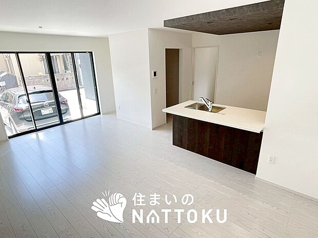 現地写真(リビング)
フローリング材には、木目、色調など木材特有の風合いがあり、ナチュラルな美しさになっています。