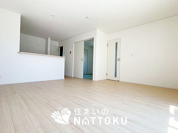 現地写真(リビング)
フローリング材には、木目、色調など木材特有の風合いがあり、ナチュラルな美しさになっています。