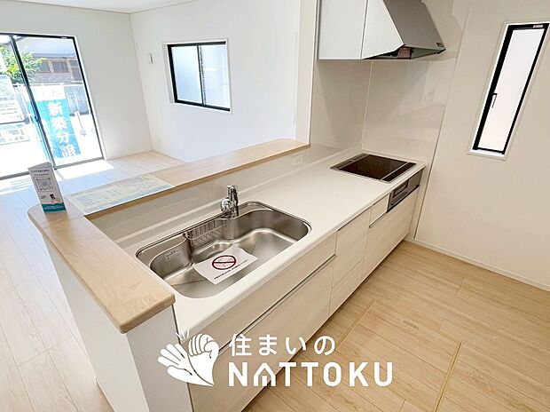 現地写真(キッチン)
収納たっぷりのシステムキッチン、浄水器付水栓を標準装備しています。